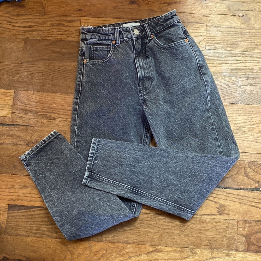 Zara Mom/Straight Leg Acid Wash Jean size 0 grayish/black very good condition